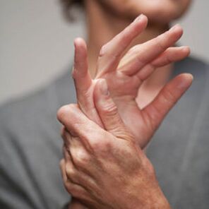 fájdalom az ujjak ízületeiben feszítés után