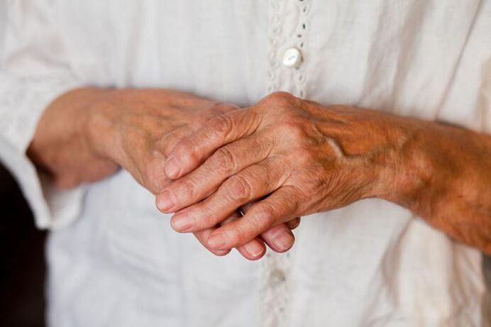 A kéz ízületeinek fájdalma gyakran zavarja az idősebb embereket