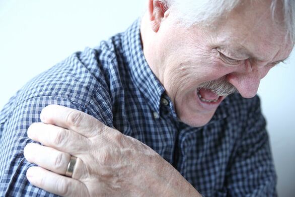 Vállfájdalom egy idős férfinál, akinél a vállízület arthrosisát diagnosztizálták